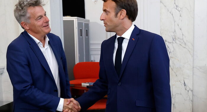 Francia: Macron pensa a un ‘governo di unità nazionale’