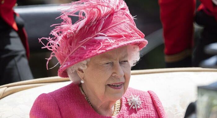 Gb: regina diserta Ascot per la prima volta da incoronazione
