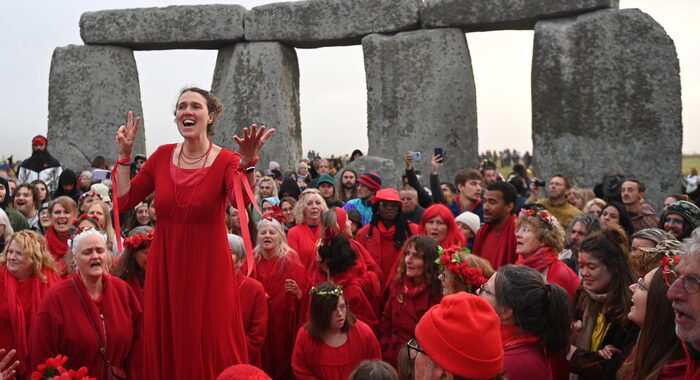 Gb: tornano in migliaia a Stonehenge per solstizio d’estate