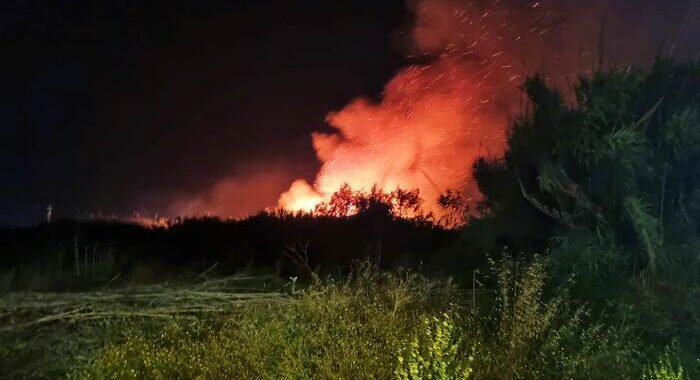 Incendi Roma: 9 roghi attivi, 350 vigili fuoco impegnati