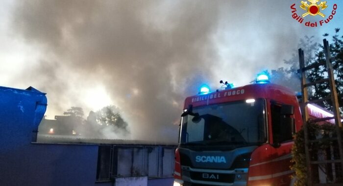 Incendio in capannone centro cinema-tv a Roma, nessun ferito