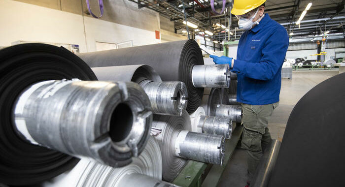 Industria: Istat, ad aprile produzione +1,6%, su anno +4,2%