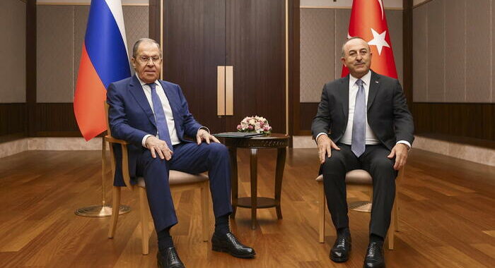 Lavrov, ‘pronti a lavorare con Turchia per corridoi grano’
