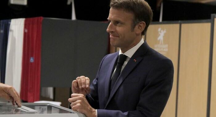 Macron, al momento è escluso un governo di unità nazionale