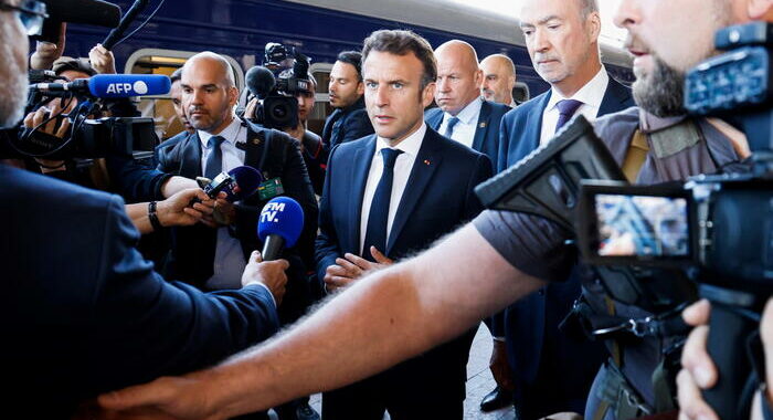 Macron, nessuna pace se obiettivo è schiacciare la Russia