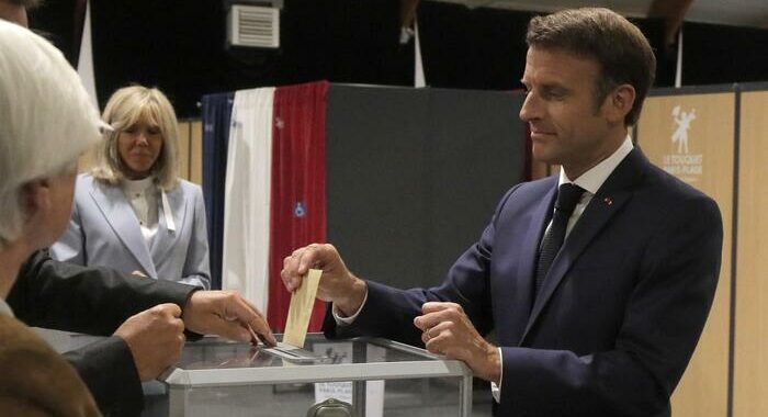 Macron perde maggioranza assoluta, tallonato da Mélenchon