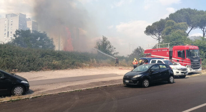 Maxi incendio a Roma, 15 persone intossicate