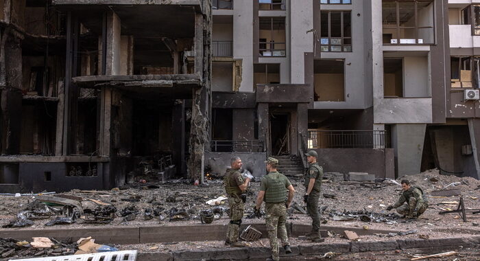 Missili su Kiev: un civile ucciso, 4 estratti da macerie