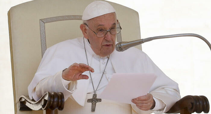 Papa: tagliare risorse alla sanità è oltraggio all’umanità