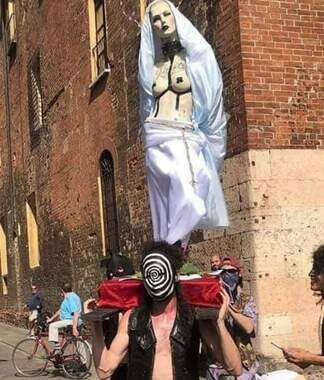 Pride: a Cremona polemiche per Madonna a seni nudi a corteo