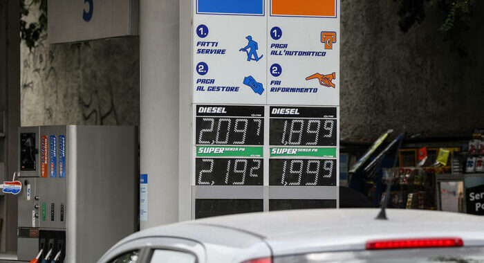 Stop a vendite auto benzina e diesel dal 2035, via libera Pe
