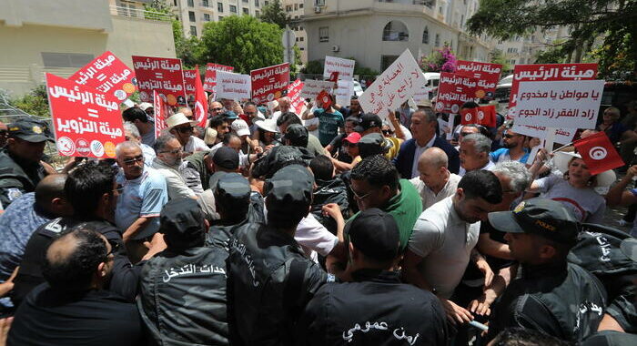 Tunisia: tafferugli a manifestazione contro il referendum