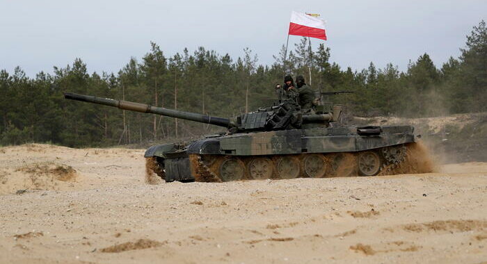 Ucraina: la Polonia ha inviato 240 tank e 100 blindati