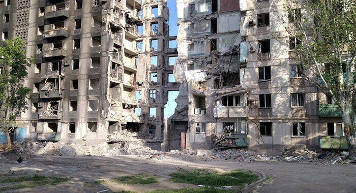 Ucraina, sindaco: edifici Mariupol demoliti con corpi dentro