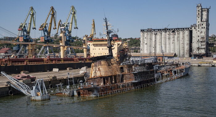 Una nave turca parte da Mariupol dopo i colloqui sul grano