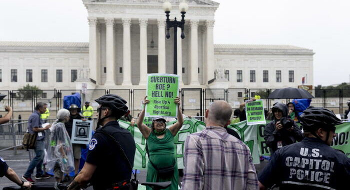 Usa: abolizione aborto, proteste davanti a Corte Suprema