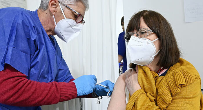 Vaccini:Rapporto Lincei,cruciali per evitare nuove varianti