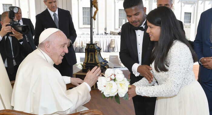 Vaticano: proporre a fidanzati castità prematrimoniale