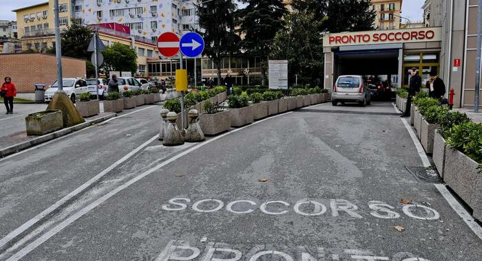 12enne sfregiata a Napoli, si cerca il fidanzato