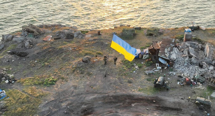 Bandiera ucraina su Isola Serpenti, ‘ricorda nave russa…’