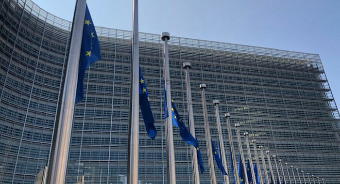 Bandiere a mezz’asta all’Europarlamento per funerali Abe