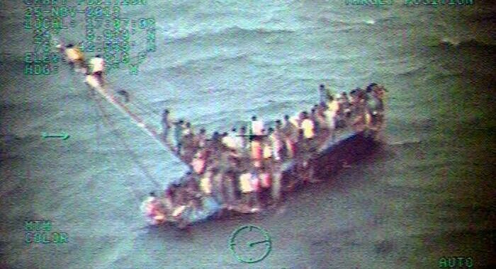 Barca capovolta alle Bahamas, morti 17 migranti haitiani