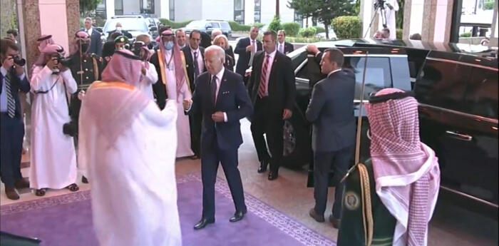 Biden in Arabia Saudita saluta re Salman stringendogli la mano
