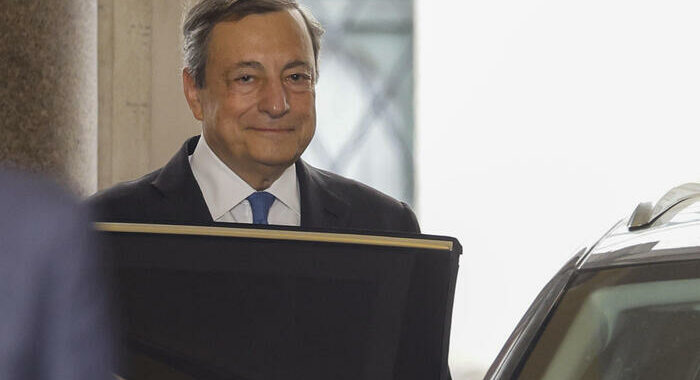 Draghi entra in Aula Camera, standing ovation c.sinistra