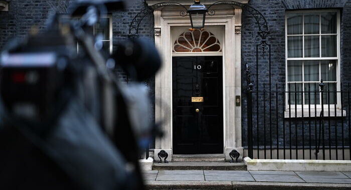 Gb: governo Johnson a pezzi, due ministri lasciano