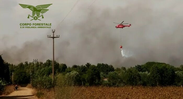 Incendi: fiamme su SS 131, Sardegna di nuovo divisa in 2