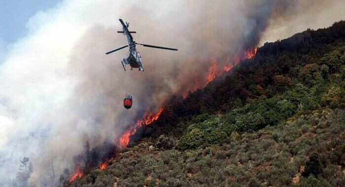 Incendi: riprende fuoco a Savogna, evacuate 25 famiglie