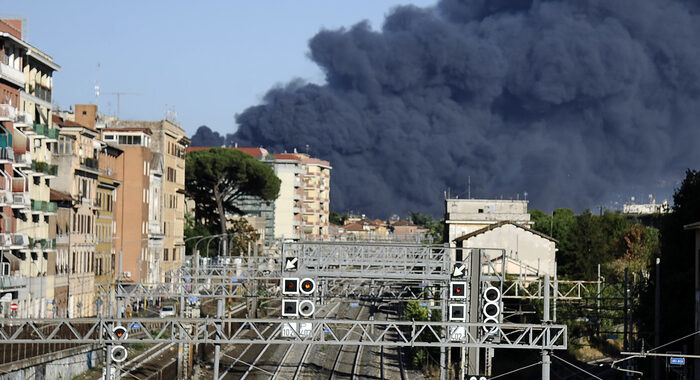 Incendio Roma:sotto controllo,ma al lavoro 50 vigili fuoco