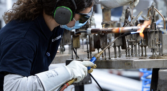 Industria: Istat, a maggio produzione -1,1%,su anno +3,4%