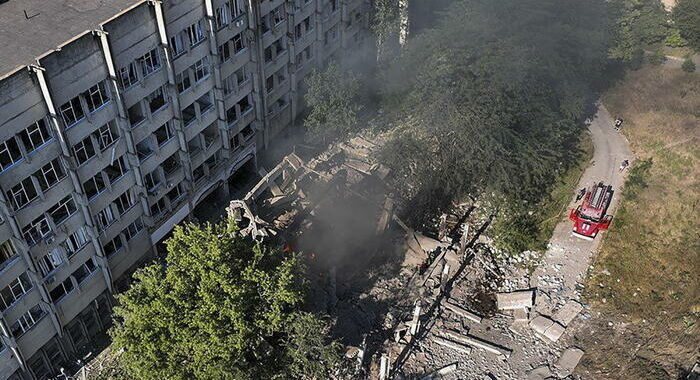Kiev, attacco a Mykolaiv nella notte. ‘Distrutta una scuola’