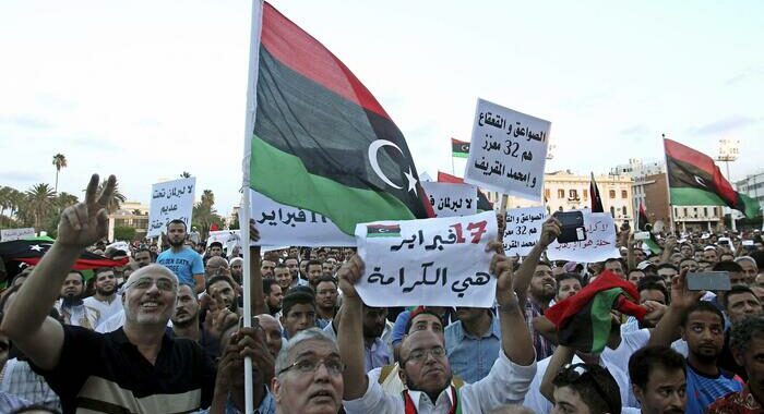 Libia: manifestanti assaltano il parlamento a Tobruk