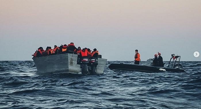Migranti: 15 sbarchi a Lampedusa, hotspot al collasso