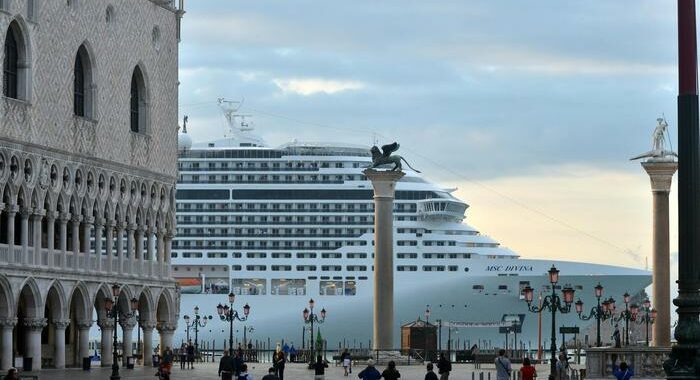 Nave crociera in rada a Venezia, turisti in città su navette