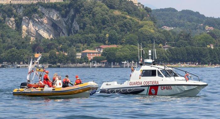 Nuota nel lago Maggiore e ha un malore, 15enne morto in ospedale