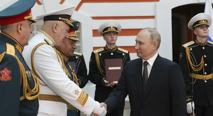 Putin,la Russia proteggerà confini marittimi con ogni mezzo