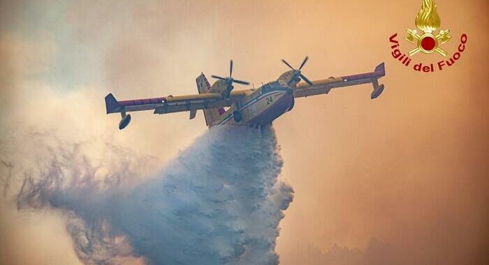 Rogo Versilia: fronte si è esteso, 860 ettari in fumo