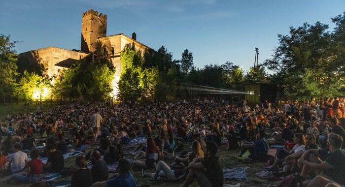 Sale vuote arene piene, il boom del cinema d’estate