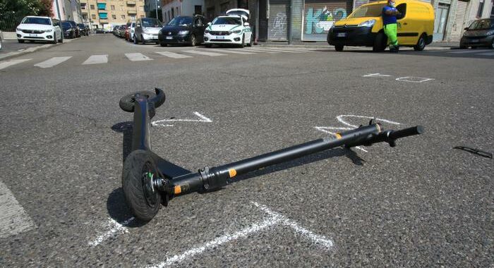 Scontro auto-monopattino nel Milanese, muore ventenne