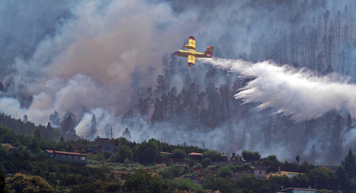 Spagna: incendi attivi in sette regioni, rischio resta alto