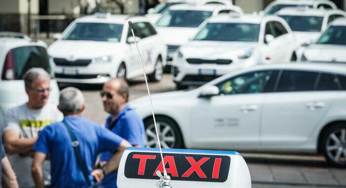 Taxi: alla Camera emendamento governo per lo stralcio art.10