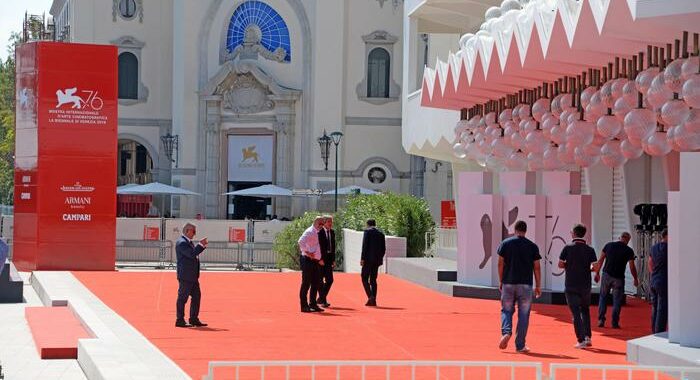 A Venezia per cineasti sotto attacco flash mob e convegni