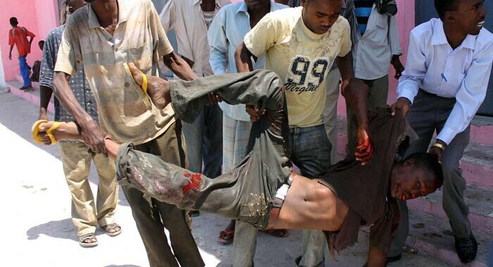 Al-Shabaab attaccano hotel a Mogadiscio, ‘ci sono vittime’