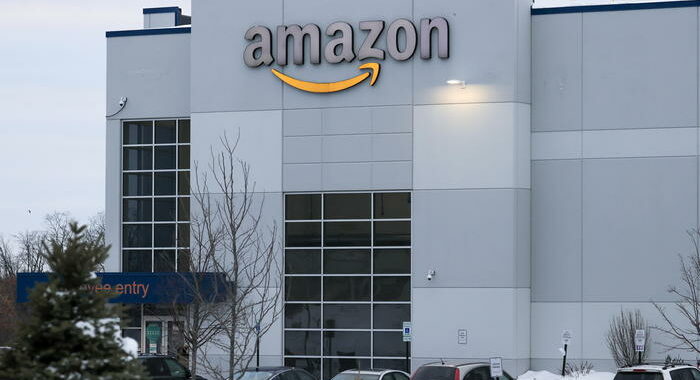 Amazon accusa autorità Usa perseguitare manager, anche Bezos