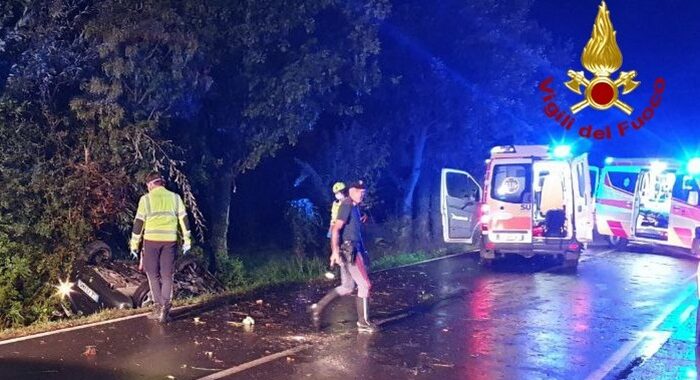 Auto sbanda e finisce contro un albero, morti 4 giovani