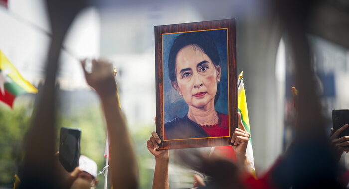 Birmania:Giunta pronta a negoziati con Suu Kyi dopo processo