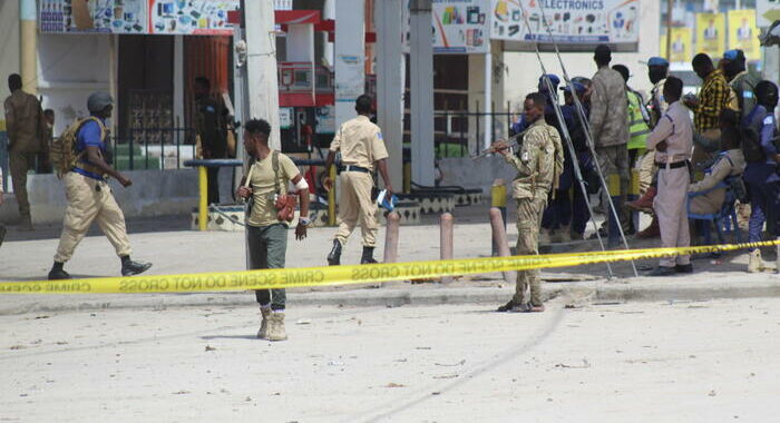 Blitz forze sicurezza in hotel Mogadiscio continua